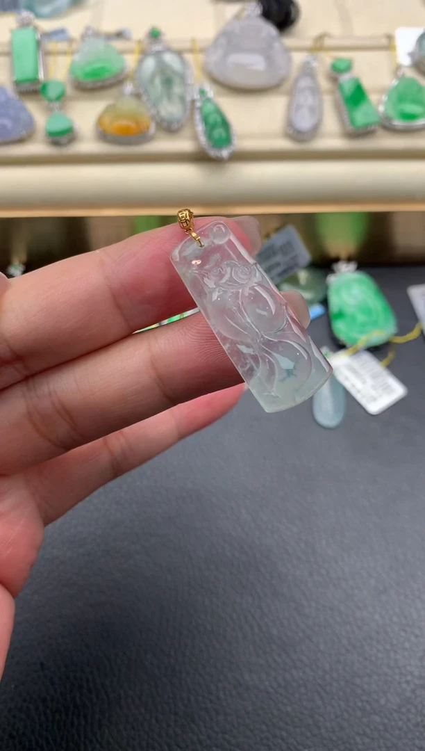 翡翠18K金镶嵌颈饰A637