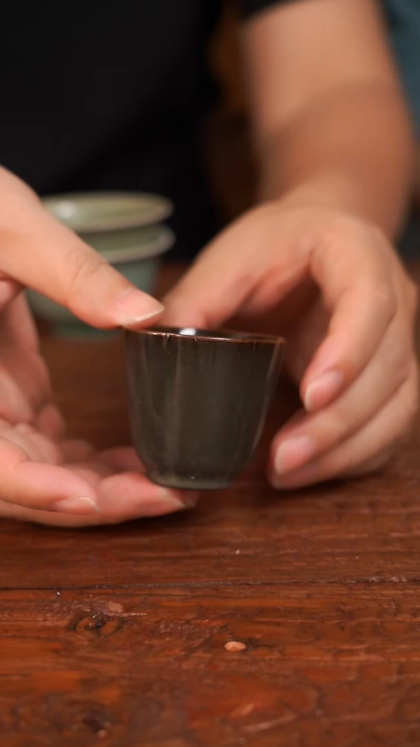 铁胎葵口小杯豆青釉