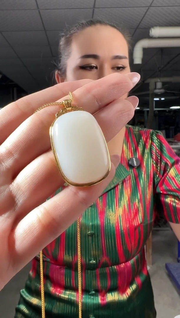 和田玉18K金镶嵌吊坠(赠链)和田玉18K无事牌吊坠