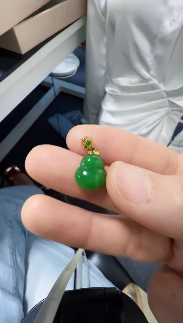 吊坠(不含链)18K金镶嵌翡翠900