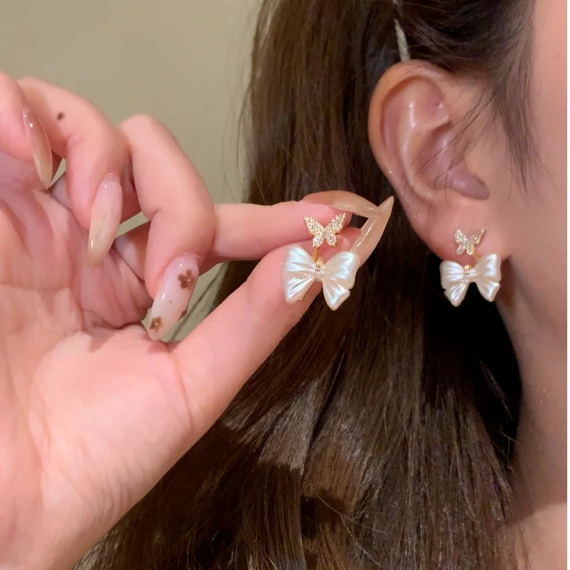 铜合金合成锆石耳饰 秋冬轻奢百搭蝴蝶耳环女精致耳钉设计感耳饰