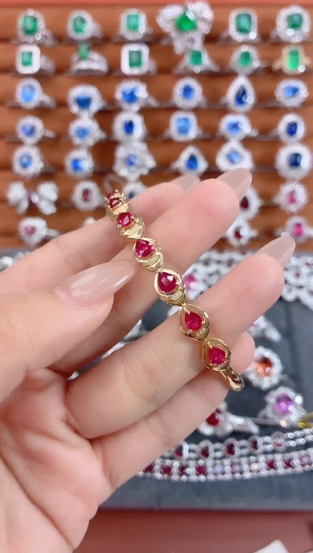 18K金镶嵌手镯红宝石-3克拉*无烧