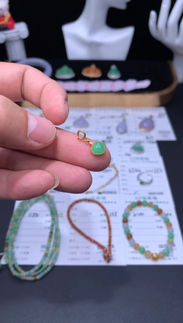 颈饰18K金镶嵌翡翠QQ