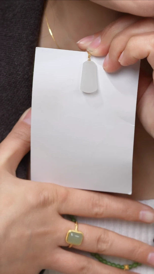 【闪购商品】和田玉颈饰18K金镶嵌白玉无事牌不含链子