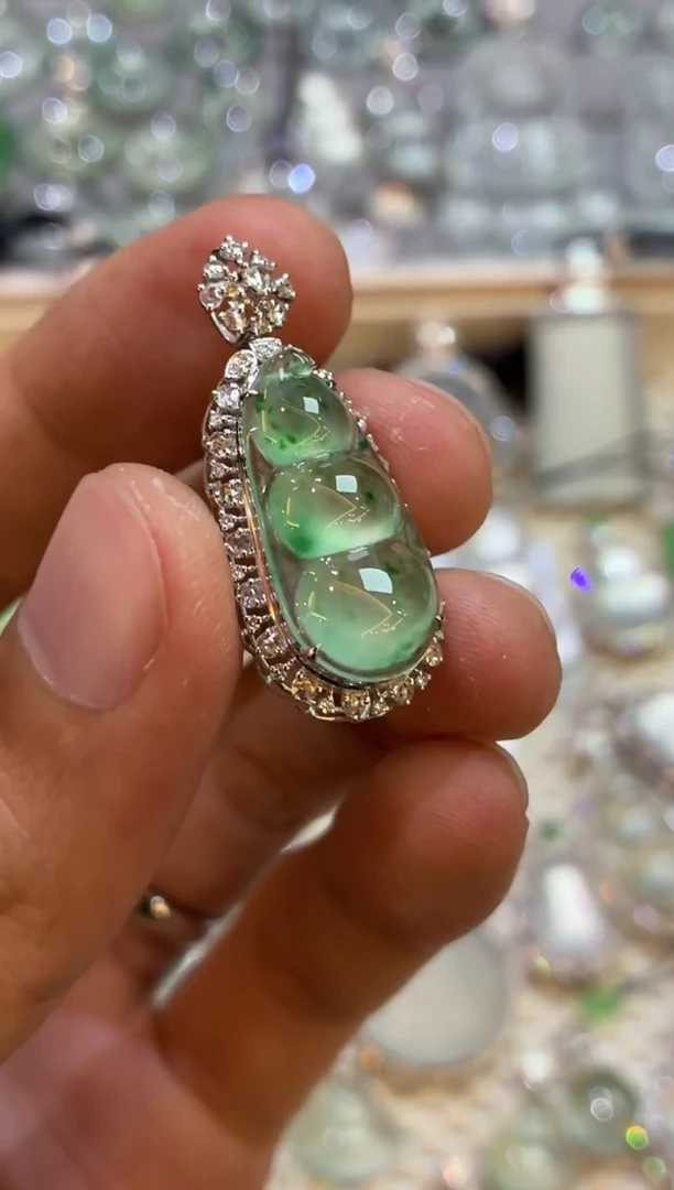 吊坠(不含链)18K金镶嵌翡翠?豆子