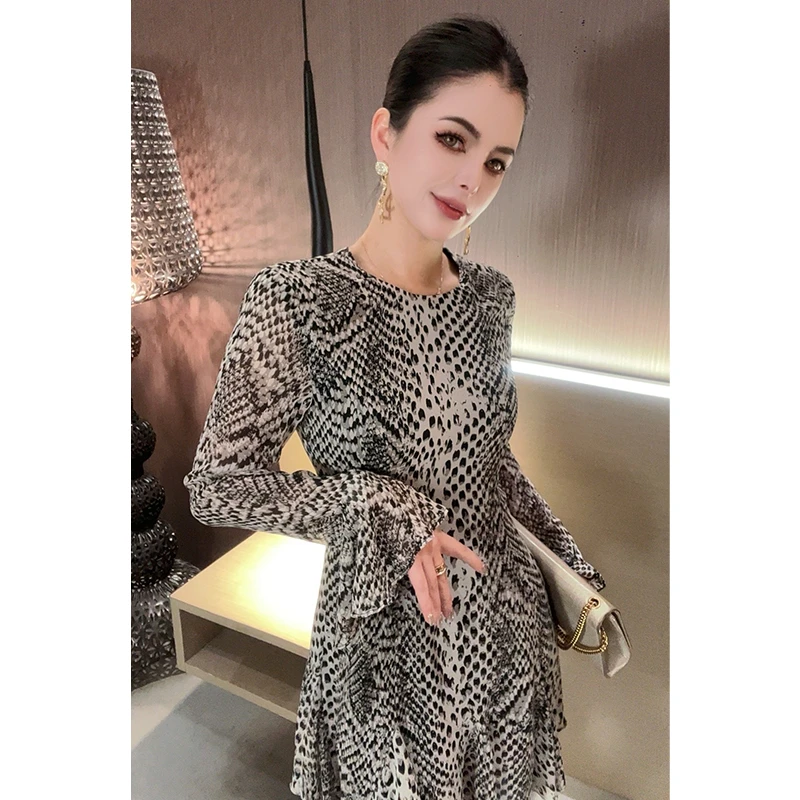 圆领喇叭袖下摆不规则连衣裙LYQ30401