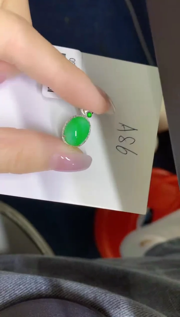 颈饰18K金镶嵌翡翠缅甸天然翡翠A货