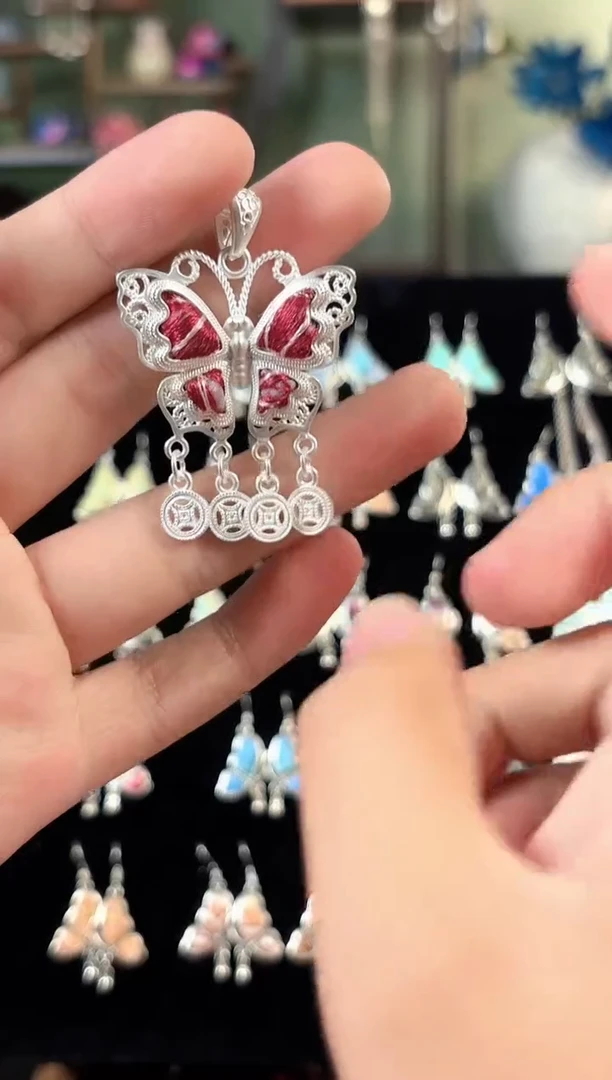 彩云南阁非遗老绣饰品119