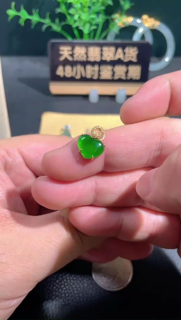 翡翠18K金镶嵌颈饰翡翠