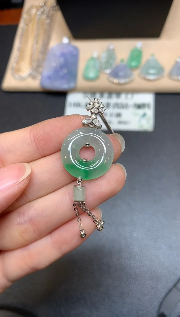 【闪购商品】翡翠颈饰18K金镶嵌甜甜圈【无服务费】