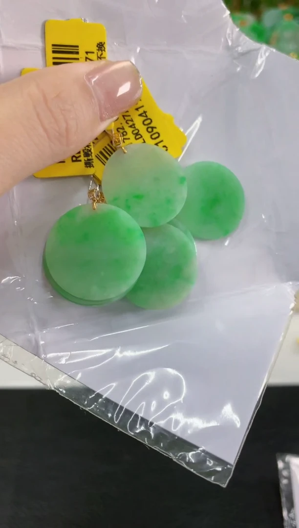 吊坠(不含链)18K金镶嵌翡翠多样性发货其中一件