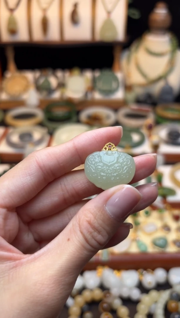 【闪购商品】和田玉挂件18K金镶嵌放漏