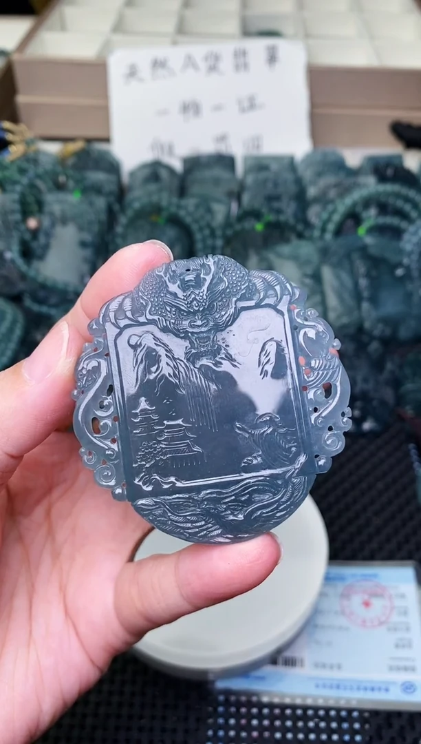 颈饰未镶嵌翡翠