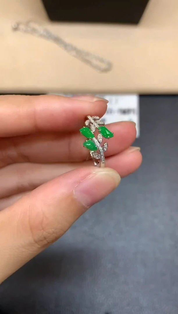 18K金镶嵌戒指翡翠葫芦【无服务费