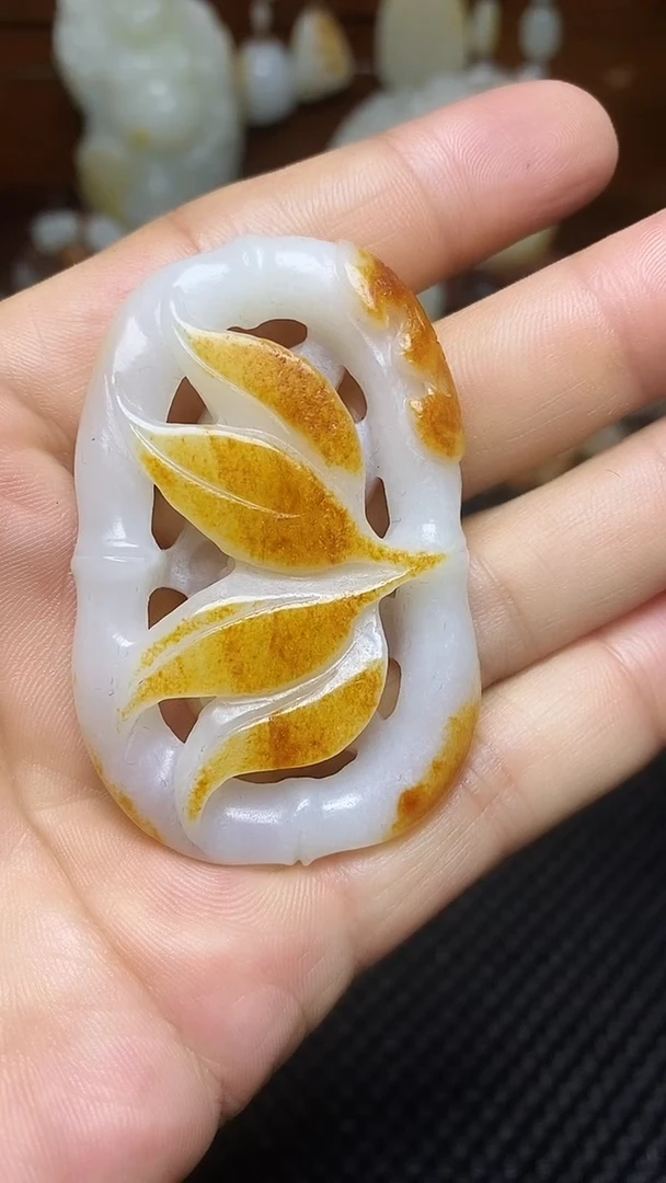 边**聊天然玉石