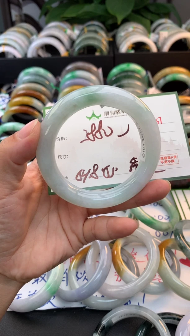 未镶嵌定制翡翠毛货需精细抛光+多人