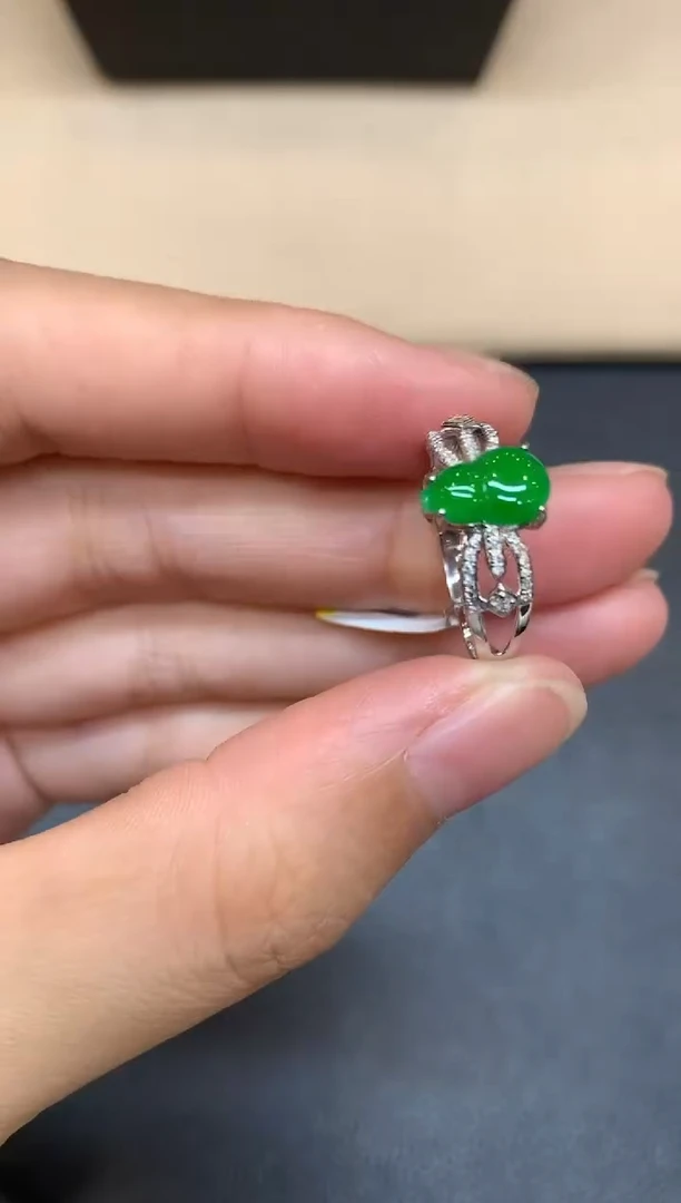 18K金镶嵌戒指翡翠葫芦【无服务费