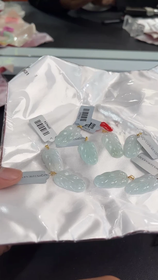 18K金镶嵌挂件翡翠边城刀客/359624/多样性发一/配皮绳发