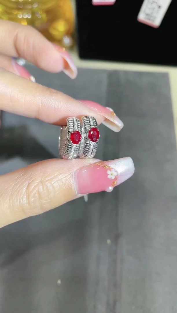 18K金镶嵌红宝石耳饰 K白