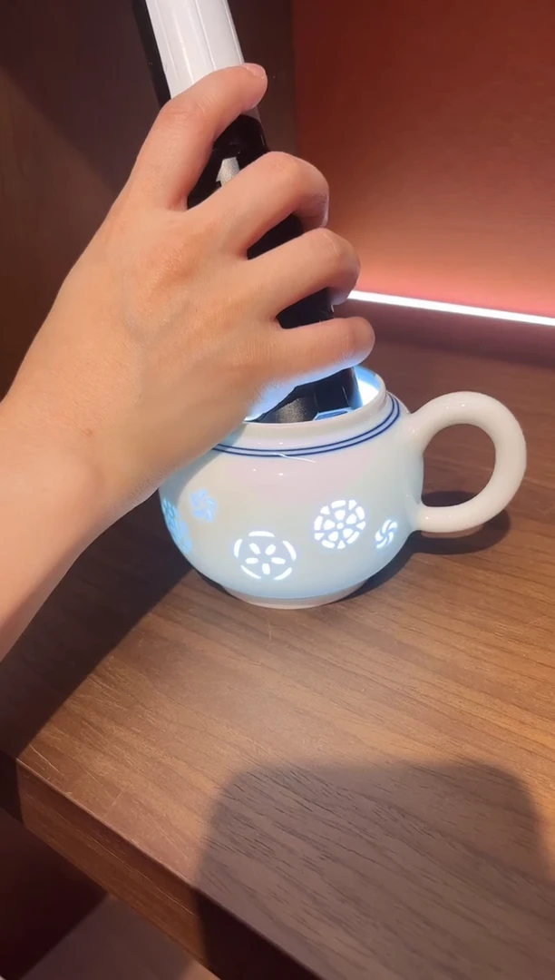 摆件景德镇陶瓷玲珑壶（皮球花）