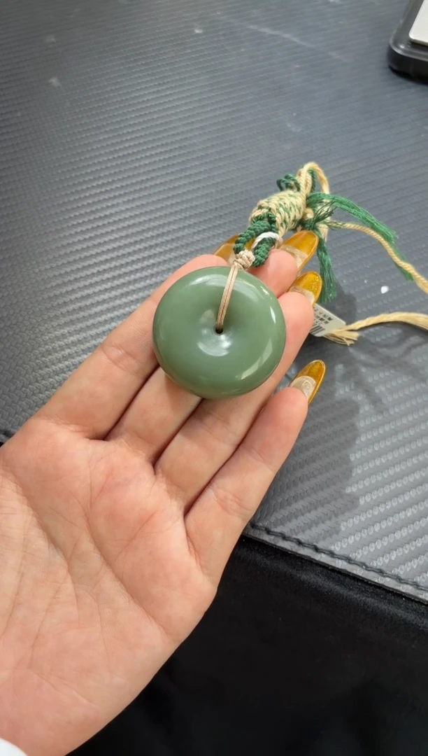 颈饰未镶嵌和田玉若羌青白平安扣吊坠微色差