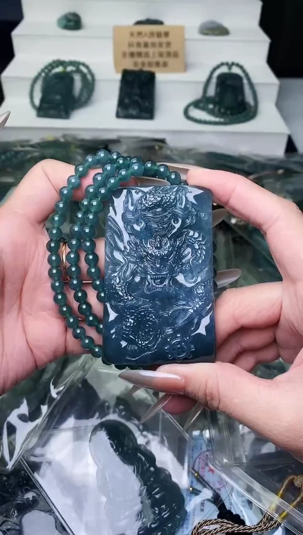 颈饰未镶嵌翡翠