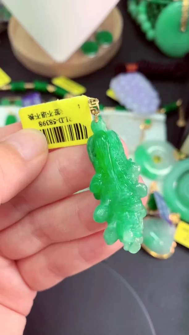 颈饰18K金镶嵌翡翠挂件
