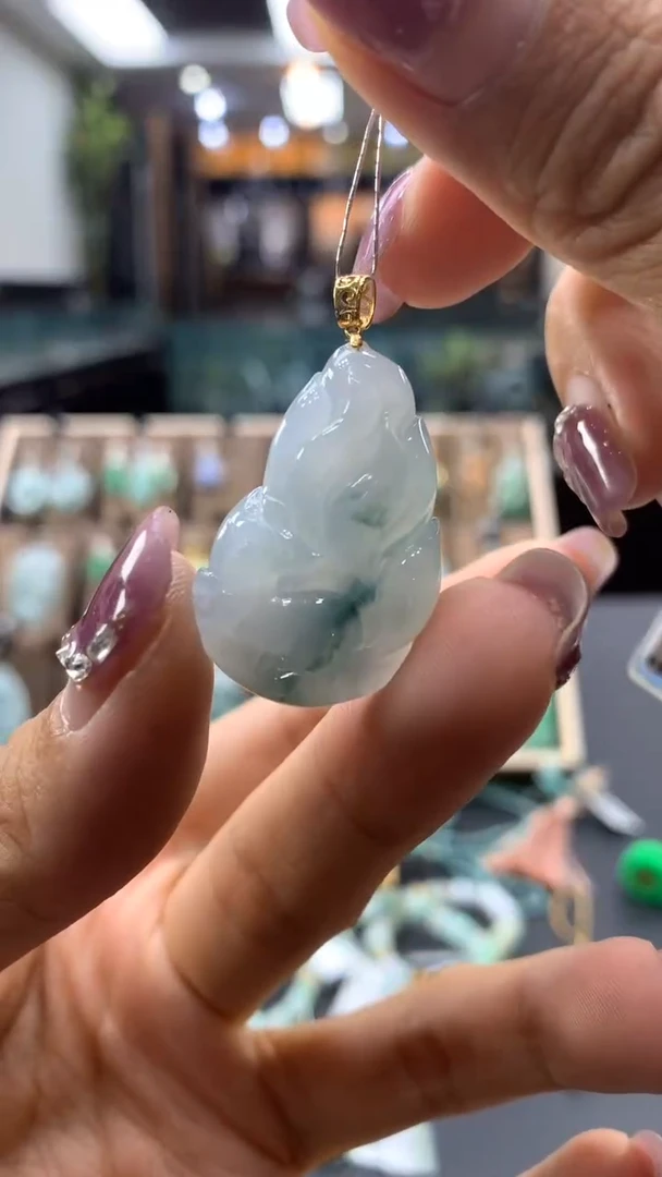 翡翠18K金镶嵌颈饰九尾