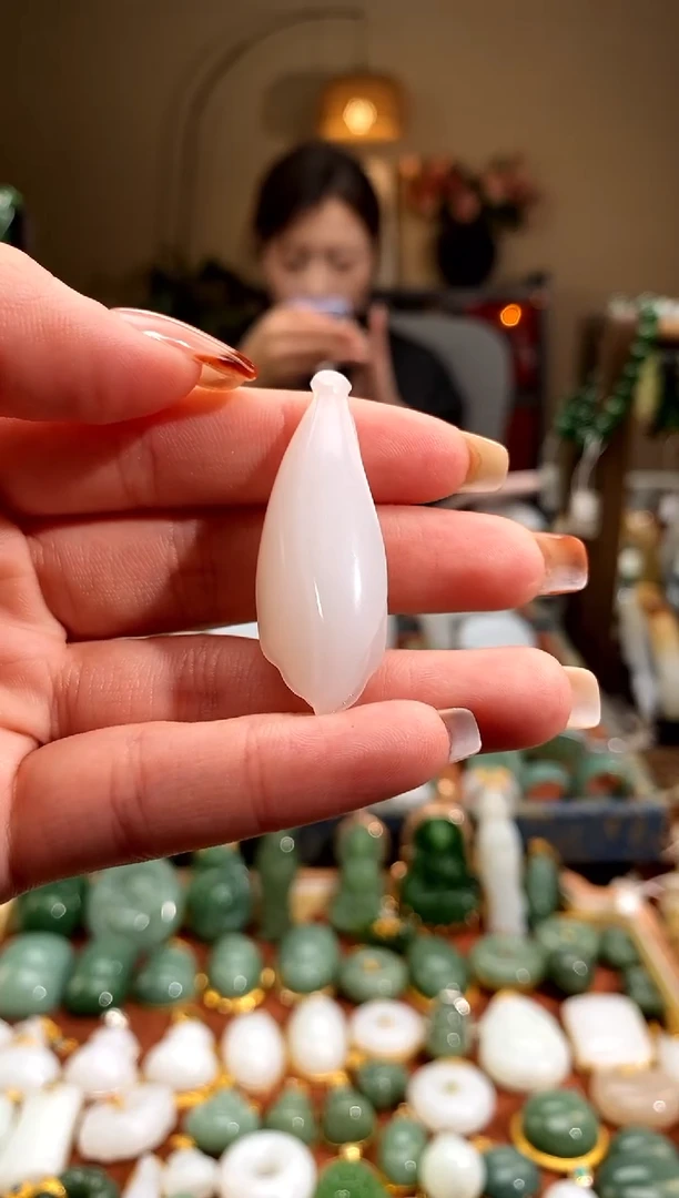 吊坠(赠链)未镶嵌和田玉.