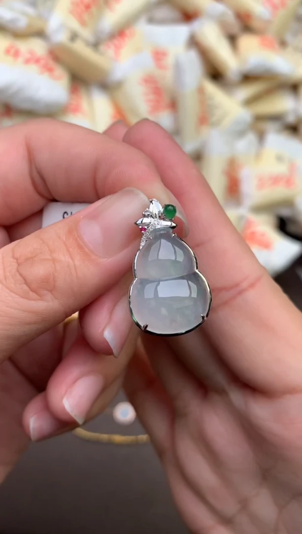 翡翠挂件18K金镶嵌 —