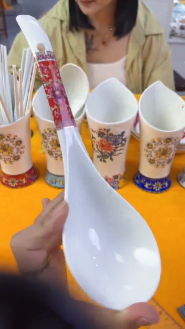瓷陶瓷红色大汤勺