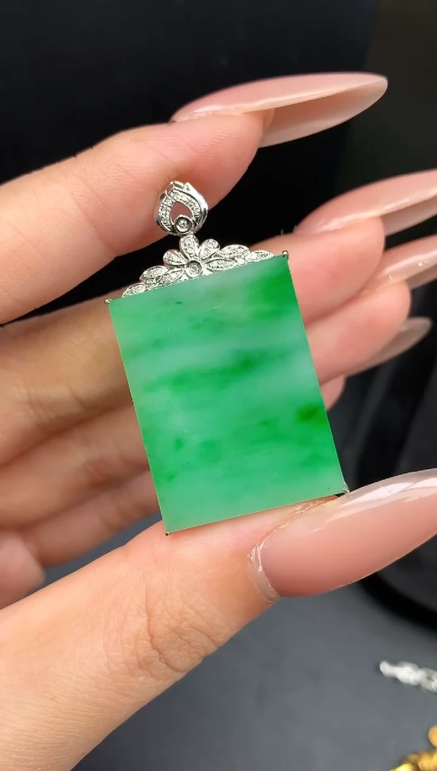 颈饰18K金镶嵌翡翠无事牌