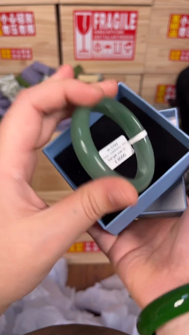 未镶嵌手镯石英质玉编码W0703