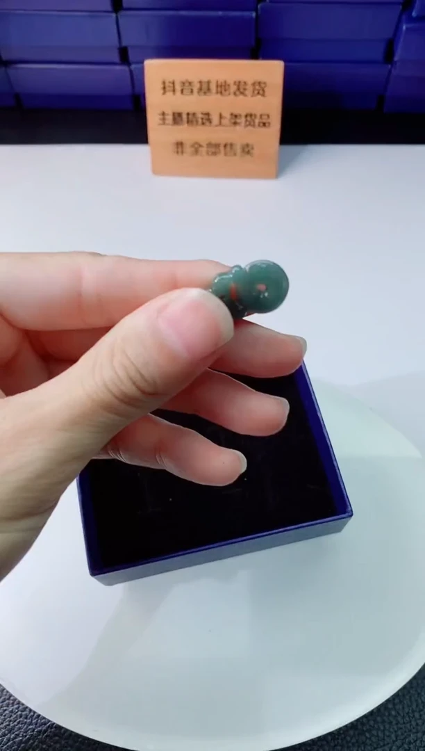 翡翠未镶嵌颈饰     `