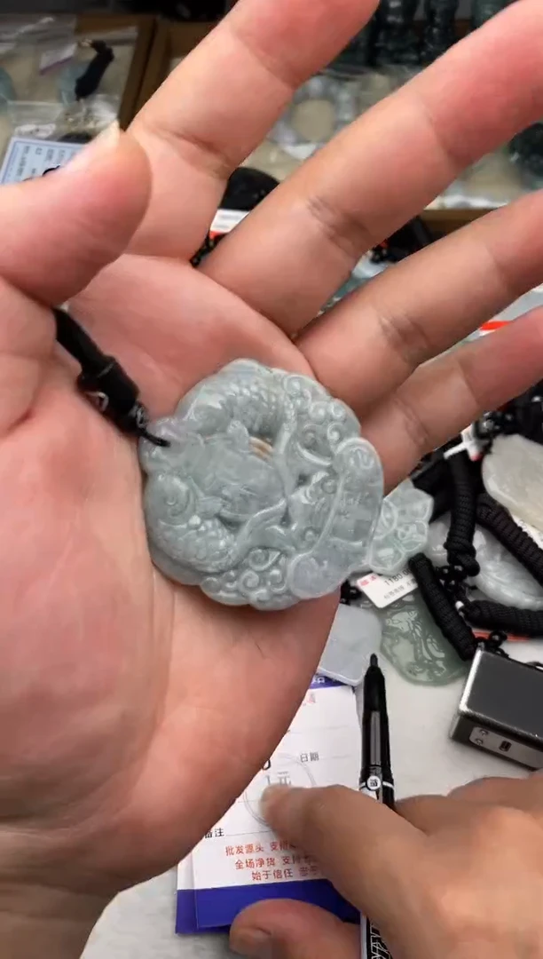 翡翠未镶嵌颈饰多样性发其一