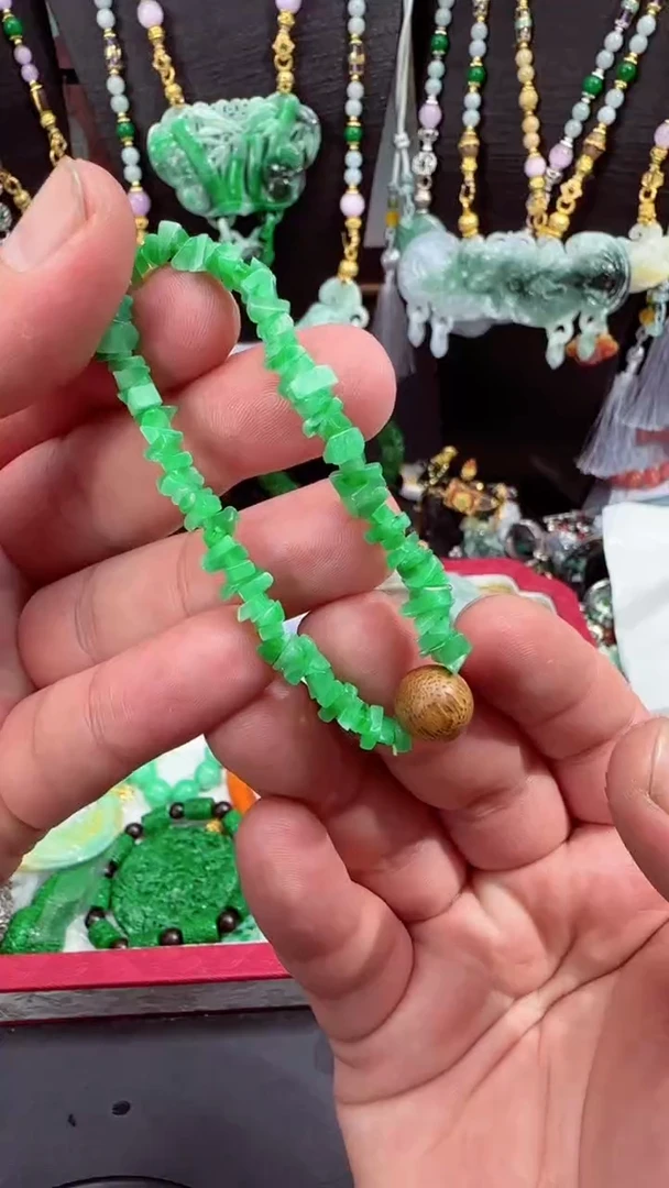 翡翠未镶嵌颈饰手链