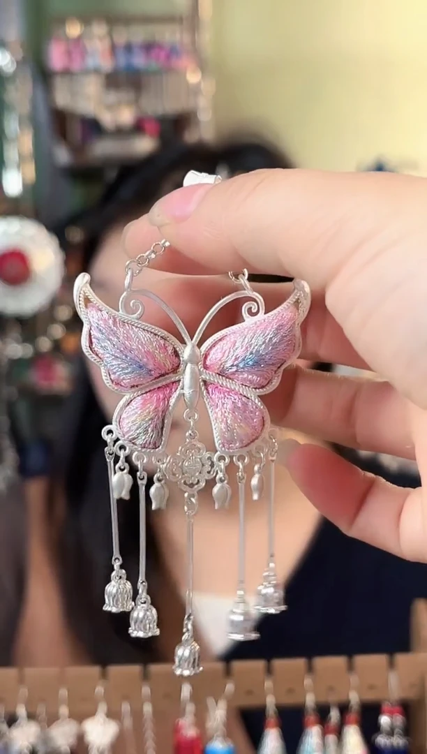 彩云南阁非遗老绣饰品544