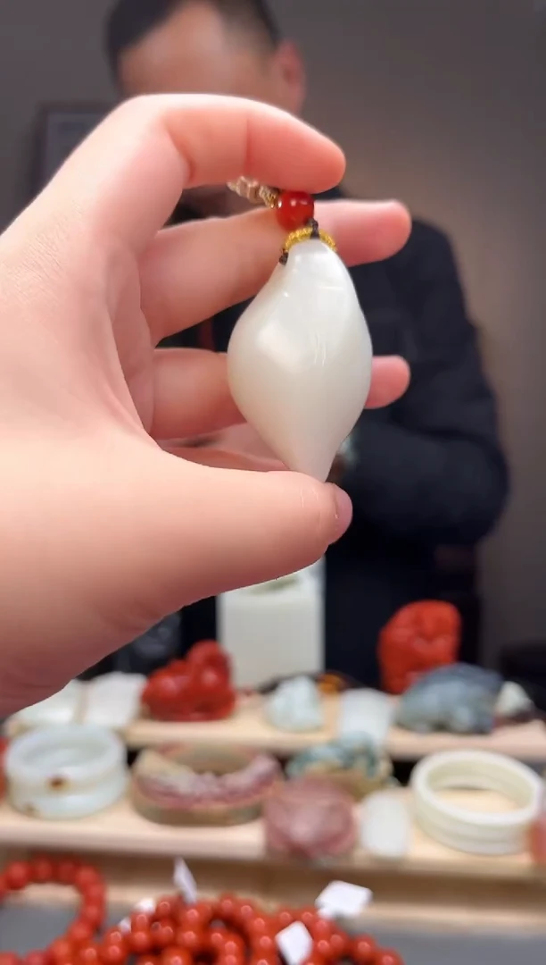 颈饰未镶嵌和田玉吊坠