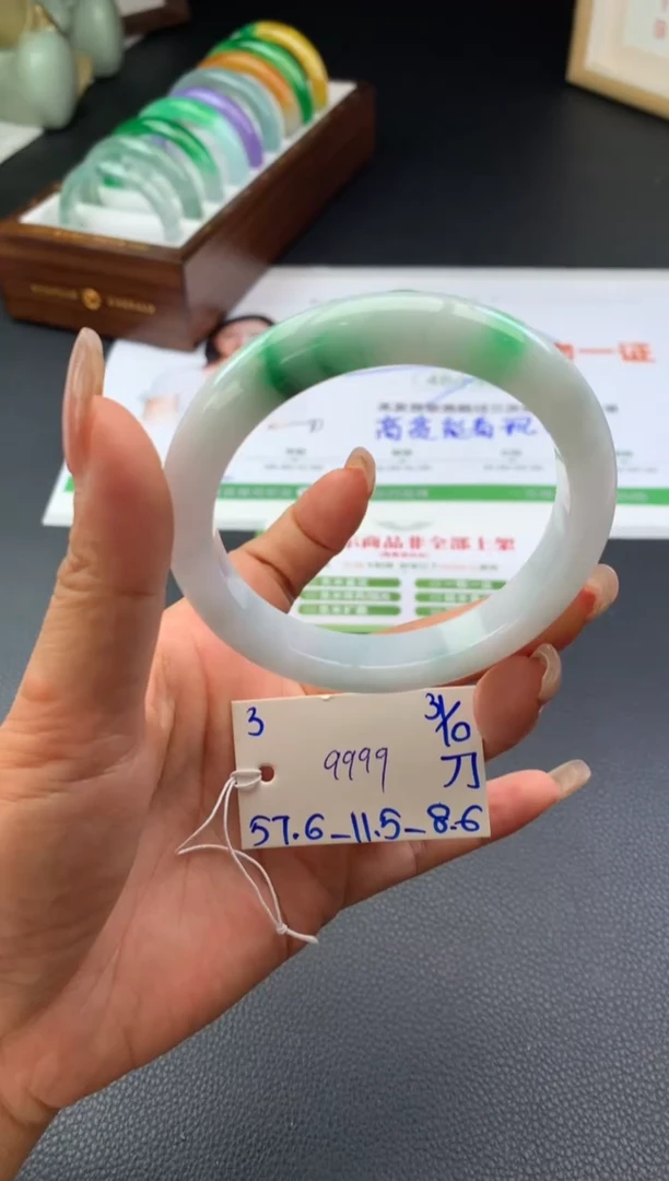 未镶嵌手镯翡翠假一赔三 手镯