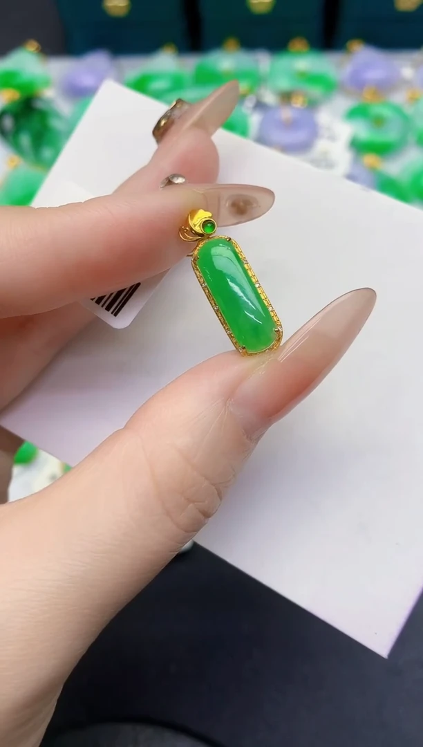 颈饰18K金镶嵌翡翠缅甸天然翡翠A货