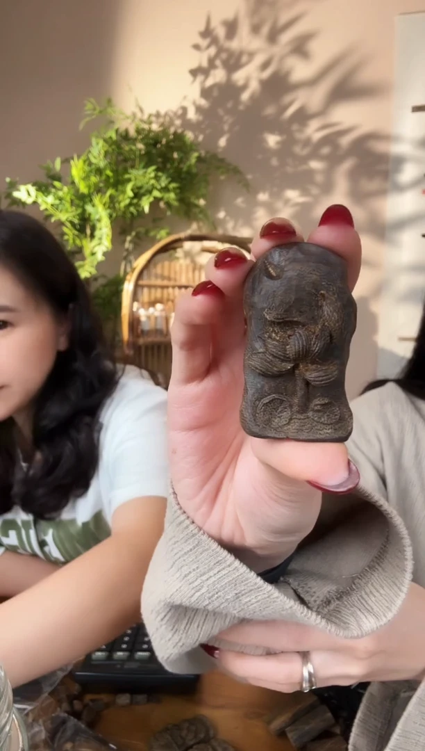 【闪购商品】沉香木吊坠海南沉香99沉手工雕刻牌1件多样性发货-