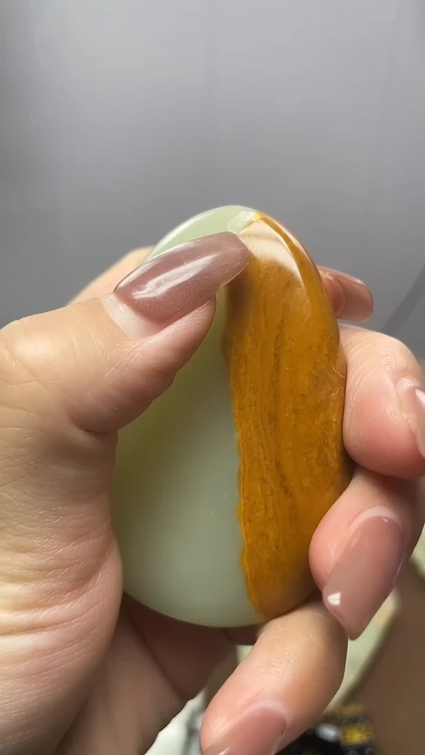 透闪石质玉未镶嵌挂件有瑕疵