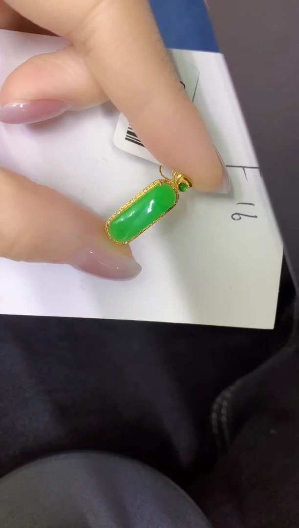 颈饰18K金镶嵌翡翠缅甸天然翡翠A货