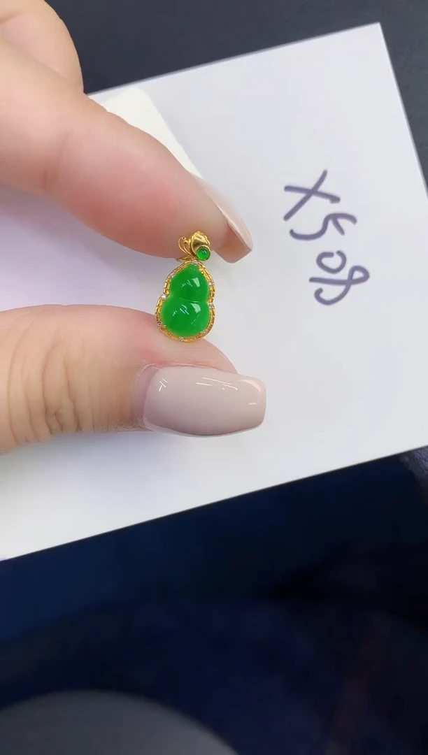 颈饰18K金镶嵌翡翠缅甸天然翡翠A货