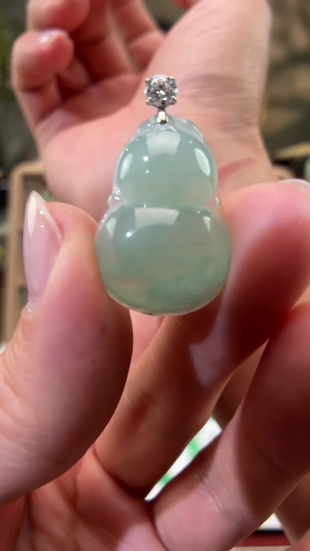 颈饰18K金镶嵌翡翠葫芦