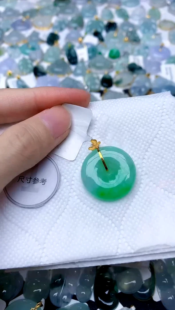 颈饰18K金镶嵌翡翠天然A货翡翠