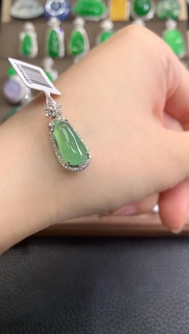 翡翠18K金镶嵌吊坠(不含链)春日珠宝 D11