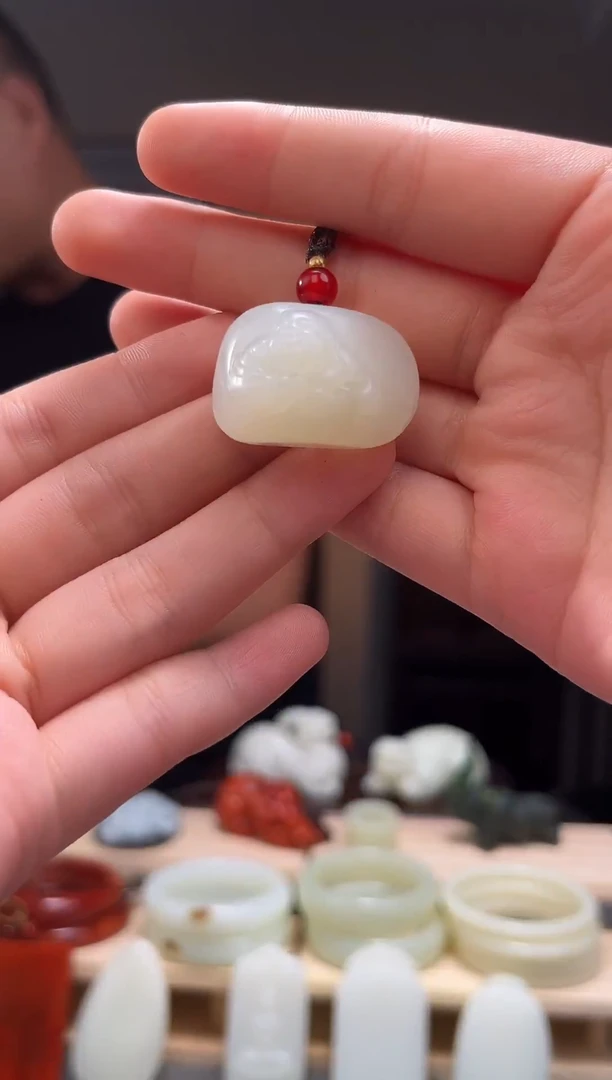 颈饰未镶嵌和田玉吊坠