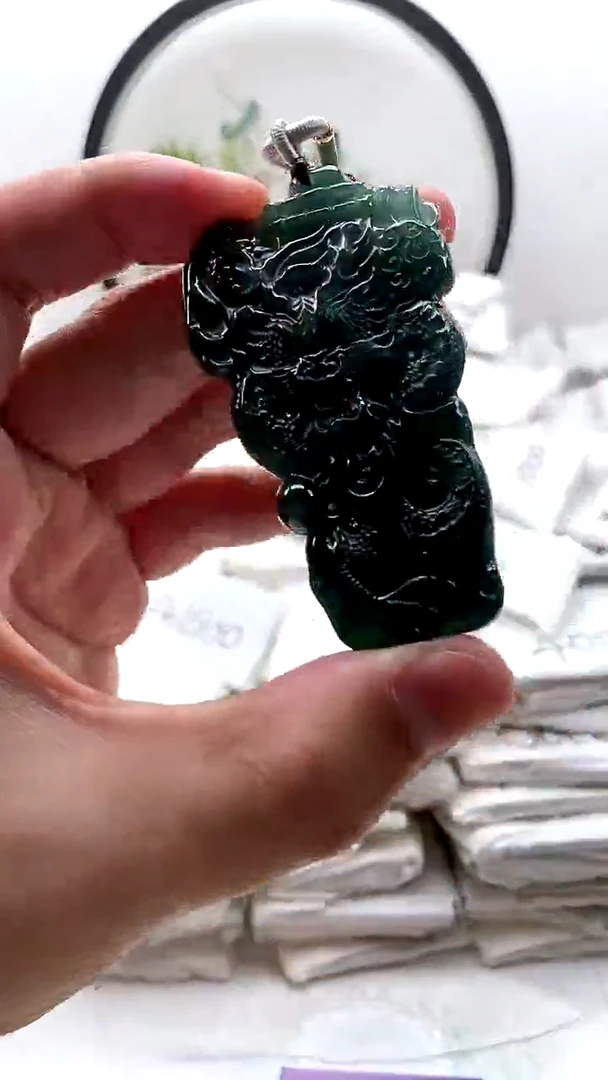颈饰未镶嵌翡翠龙牌