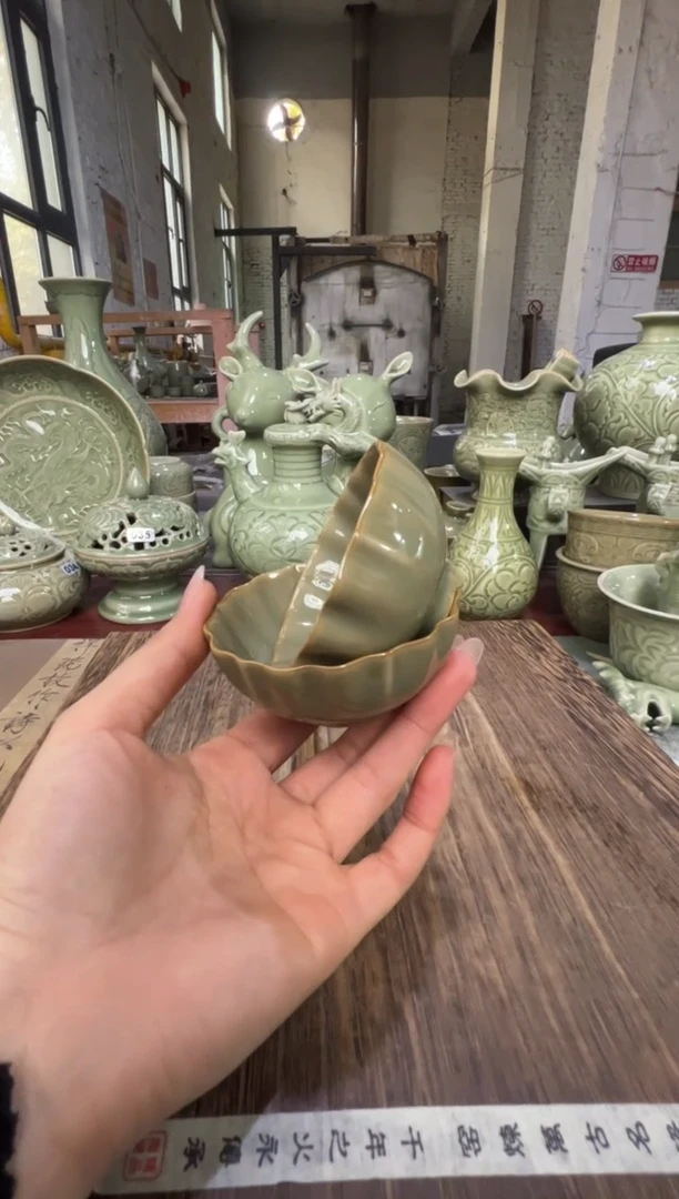 耀州窑海棠多口折楞杯一对